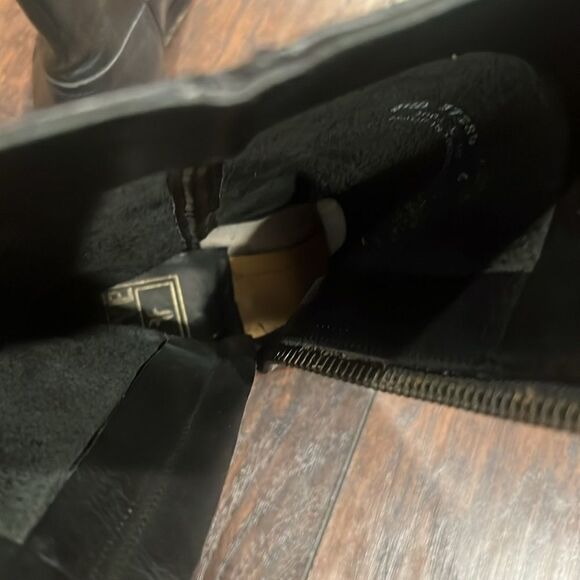 Frye Heath Boot
Black womens size 6.5 side zipper in GUC perfect for winter - Picture 7 of 10